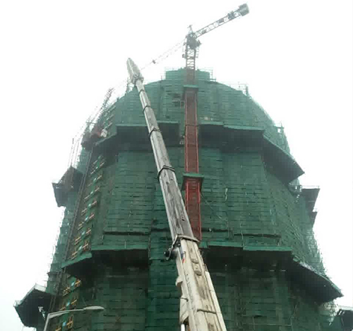 中江吊车在工地上作业